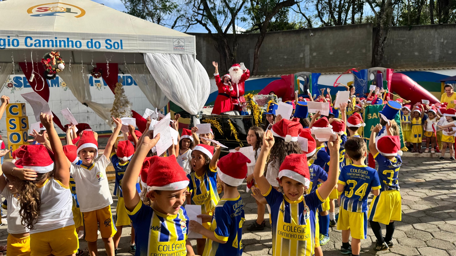 Professora do Caminho do Sol com alunos