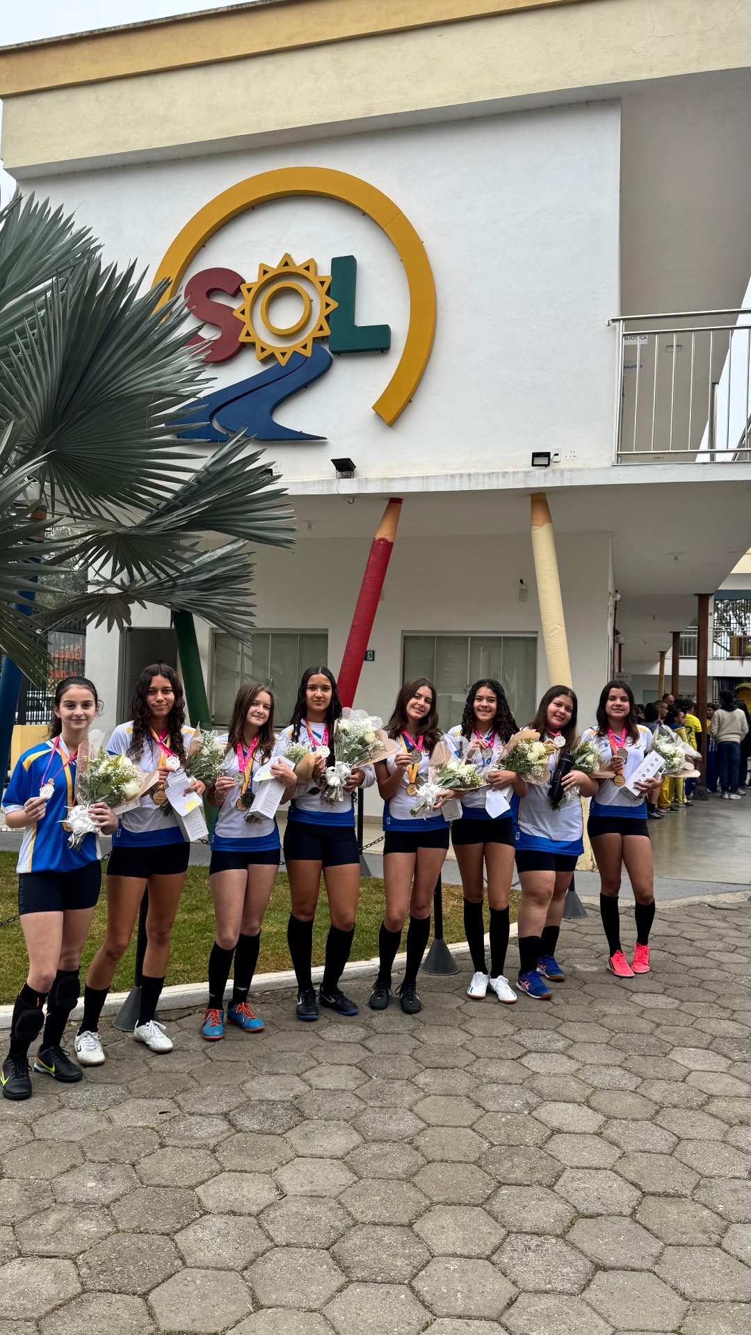 Alunos no pátio do colégio